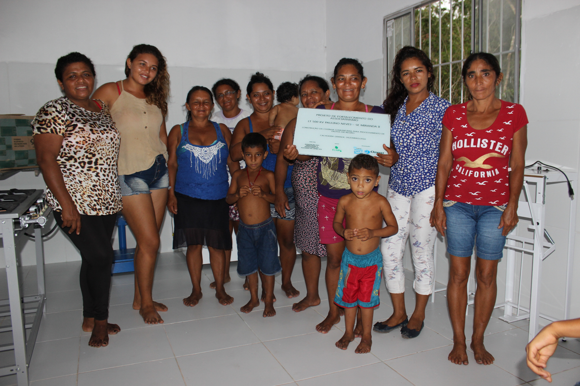 Mulheres na cozinha comunitária de processamento