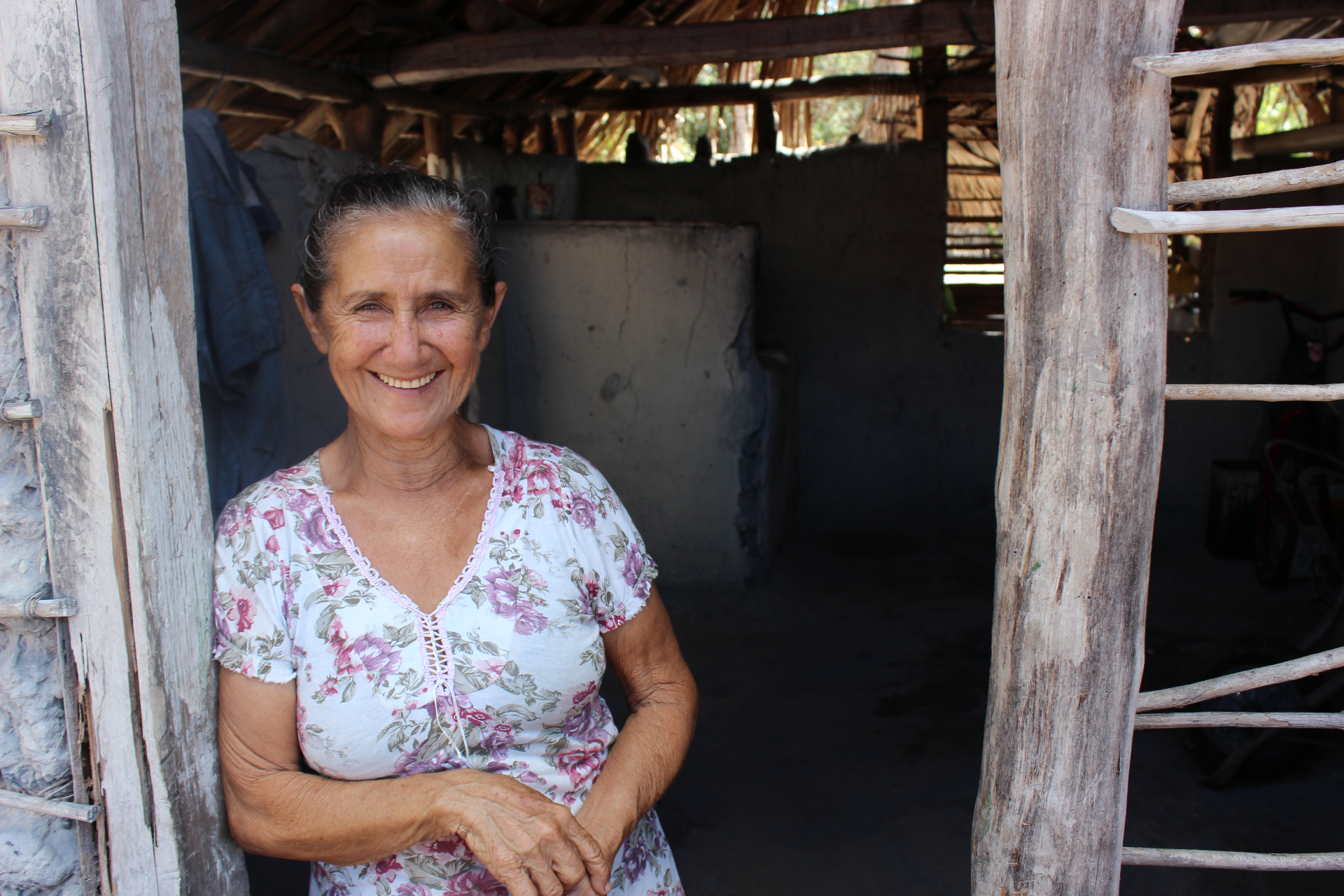 Agricultora em sua casa